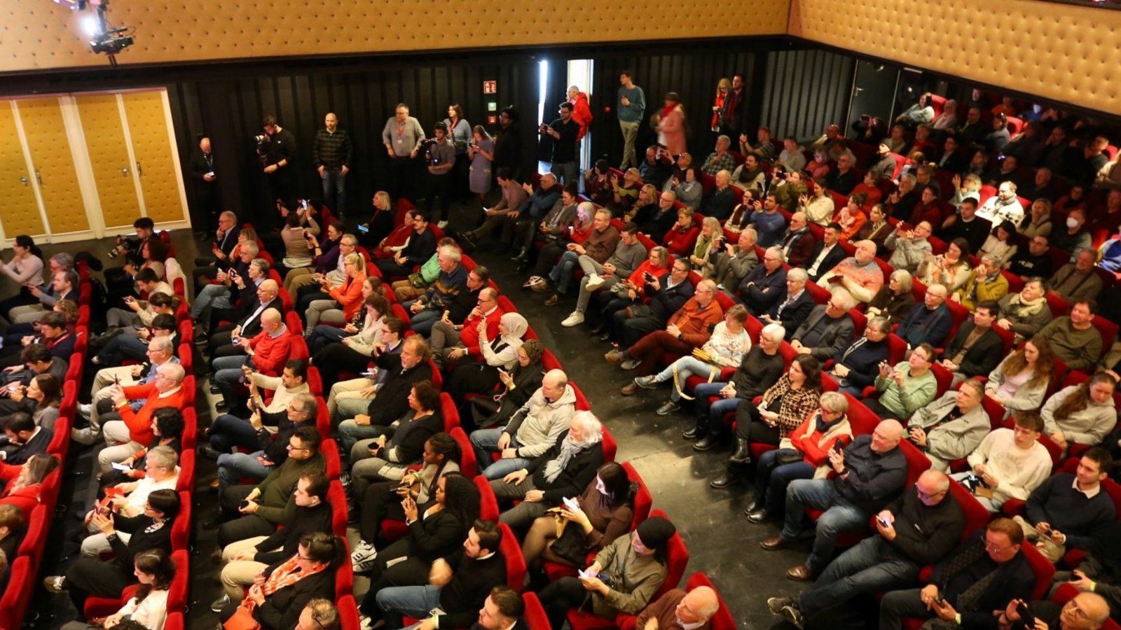 Hunderte Besucher verfolgen den Auftritt des Bundeskanzlers im Ludwigsburger Scala.