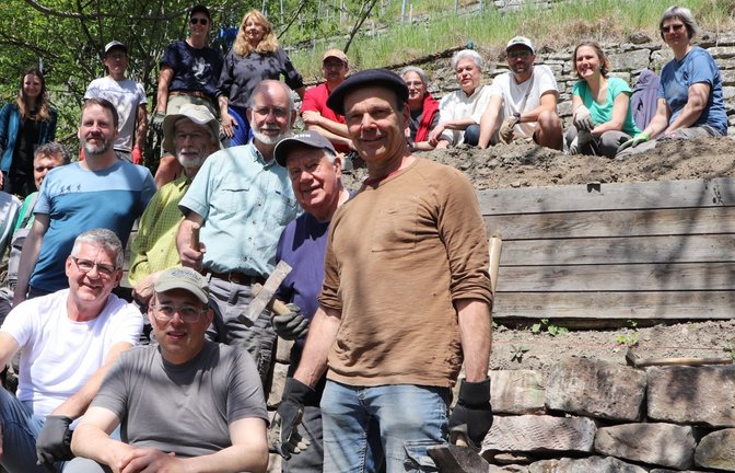 Geschafft und glücklich: Wie anstrengend es sein kann, eine Trockenmauer zu errichten, haben die Workshop-Teilnehmerinnen und -Teilnehmer Maulbronn gemerkt. <span class='image-autor'>Fotos: Weimper</span>