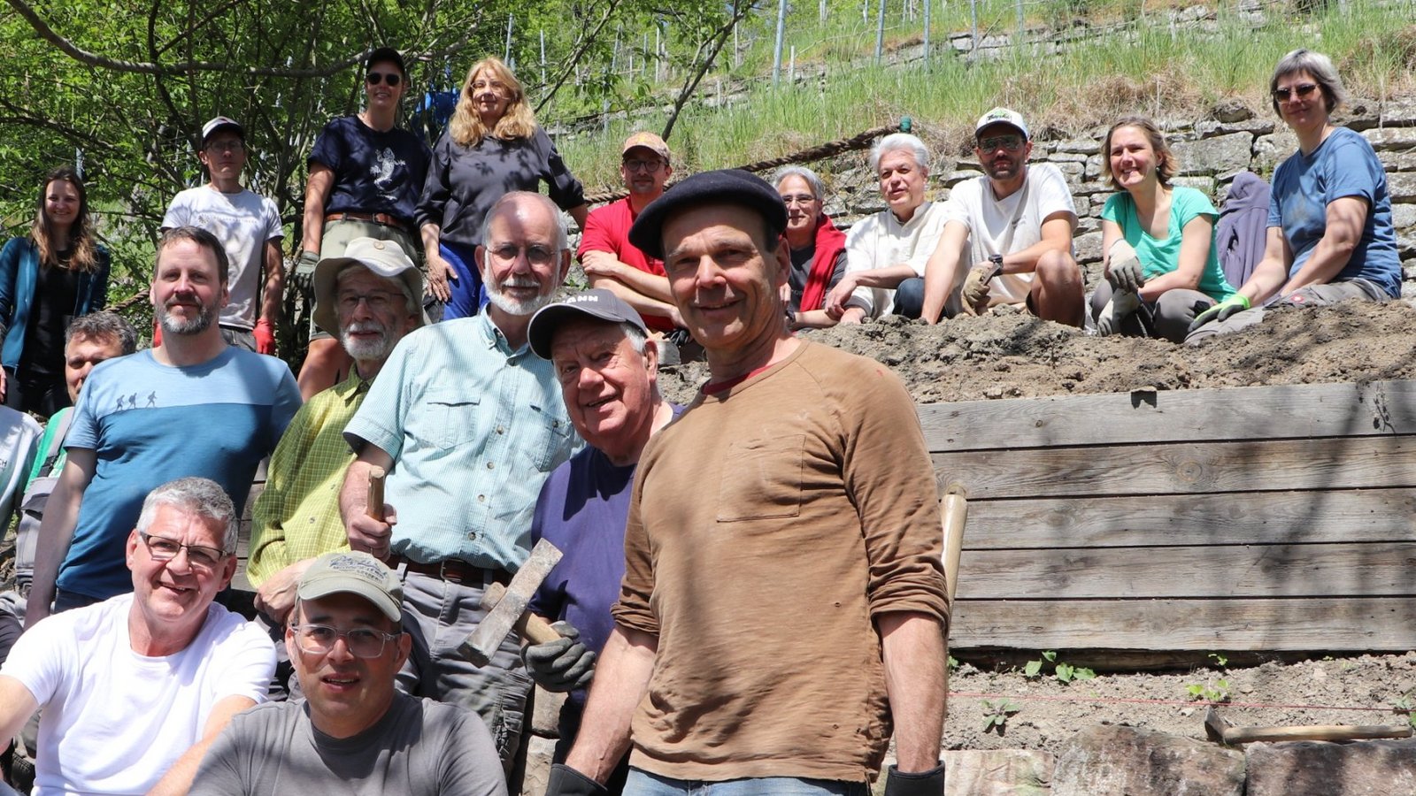 Geschafft und glücklich: Wie anstrengend es sein kann, eine Trockenmauer zu errichten, haben die Workshop-Teilnehmerinnen und -Teilnehmer Maulbronn gemerkt. Fotos: Weimper
