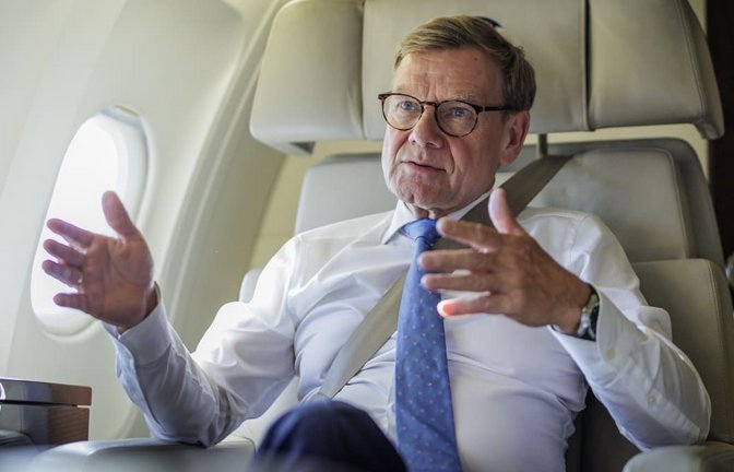 „Wir sind weiter fähig zur Diplomatie, auch gegenüber Russland“: Bundesaußenminister Johann Wadephul im Interview an Bord eines Flugzeugs der Flugbereitschaft der Bundeswehr.<span class='image-autor'>Thomas Koehler/photothek.de</span>