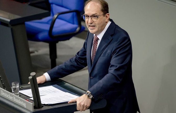 Alexander Dobrindt (CSU), Bundesinnenminister, spricht bei der 50. Plenarsitzung der 21. Legislaturperiode im Deutschen Bundestag.<span class='image-autor'>Fabian Sommer/dpa</span>