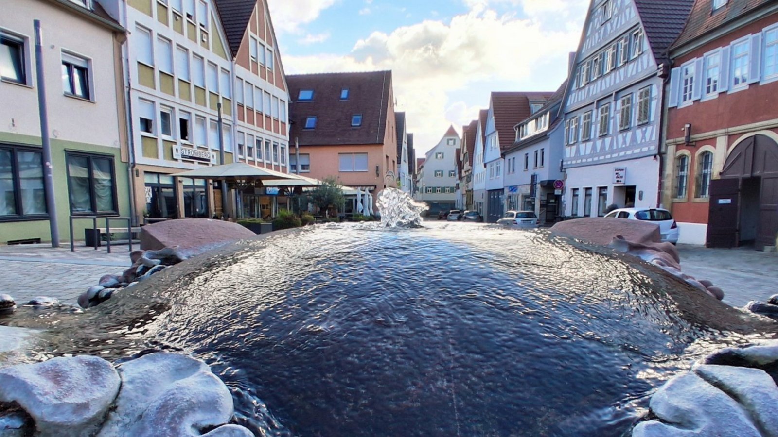 Sprudelnd: kunstvoller Brunnen im Ortskern.