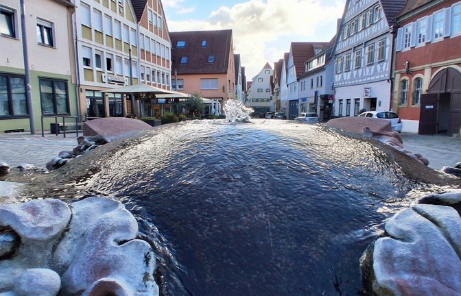 Sprudelnd: kunstvoller Brunnen im Ortskern.