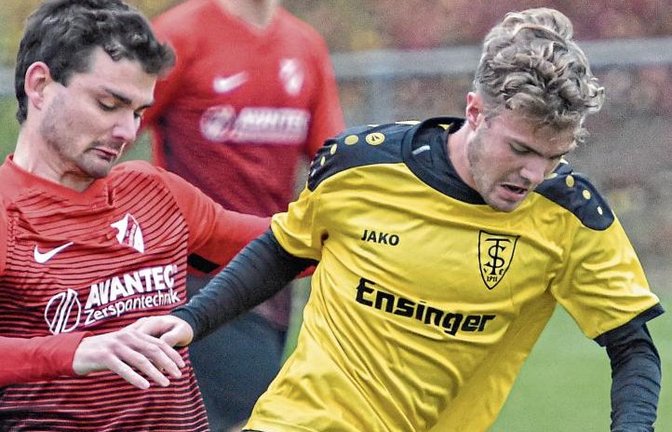 Pascal Kohler (links) bemüht sich, Ensingens Dominik Urbani den Ball abzunehmen. Im Endeffekt hatten die Horrheimer aber zu oft das Nachsehen – sie verloren mit 1:2. Foto: Leitner