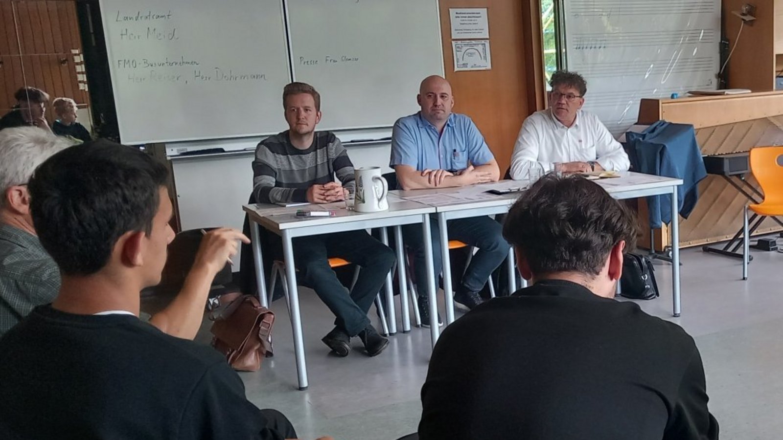 Suche nach Lösungen: Schüler und Verantwortliche für den ÖPNV im Gespräch. Foto: Glemser Suche nach Lösungen: Schüler und Verantwortliche für den ÖPNV im Gespräch. Foto: Glemser