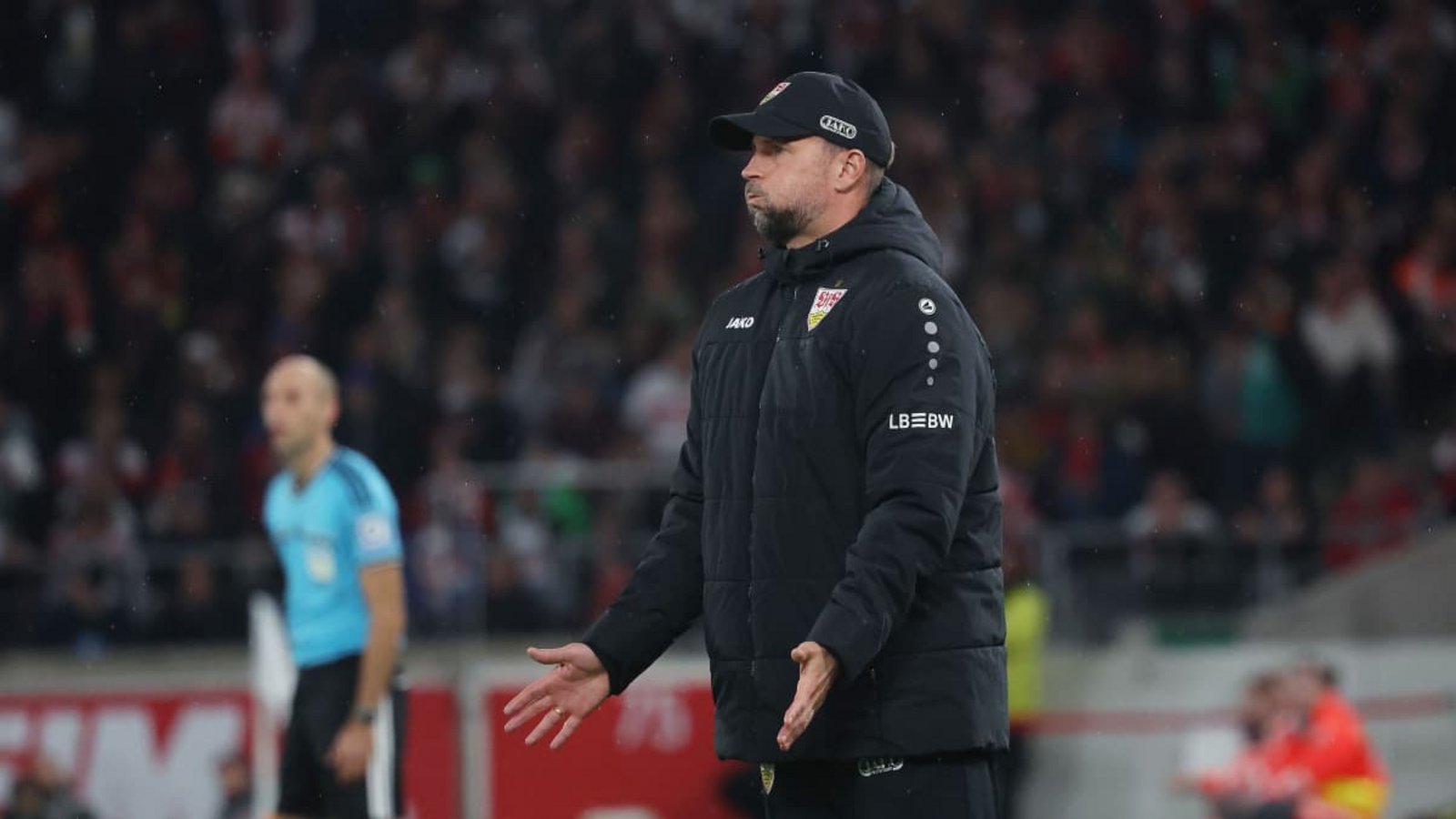 Da muss auch der VfB-Cheftrainer Sebastian Hoeneß tief Luft holen&nbsp;– sein Team enttäuscht auf ganzer Linie.Baumann/Hansi Britsch