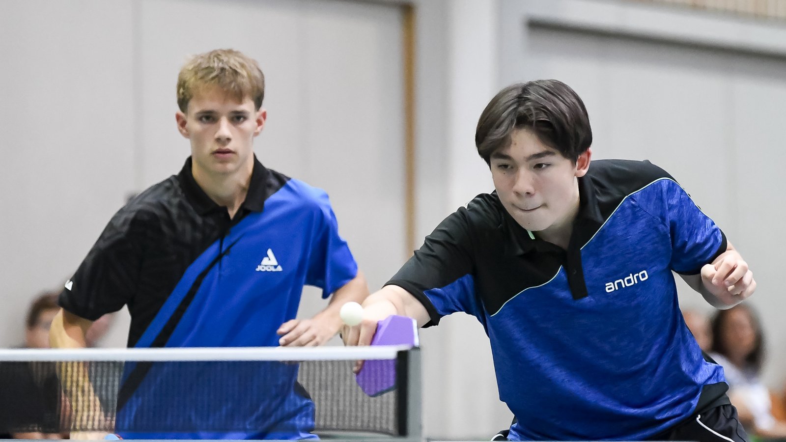 Jannik Wenz (links) und Stellan Krilla setzen sich bei der Tischtennis-Stadtmeisterschaft im Jugend-Doppel in einem spannenden Finale durch. Foto: Leitner