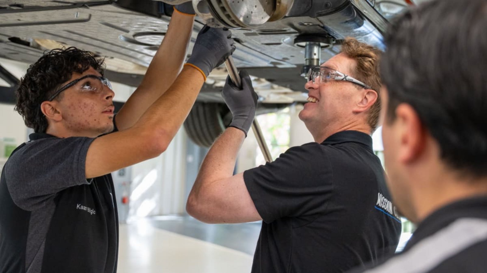 Ola Källenius (rechts), Chef des Stuttgarter Autobauers Mercedes, packte an den Praxisstationen selbst mit an.Mercedes-Benz AG