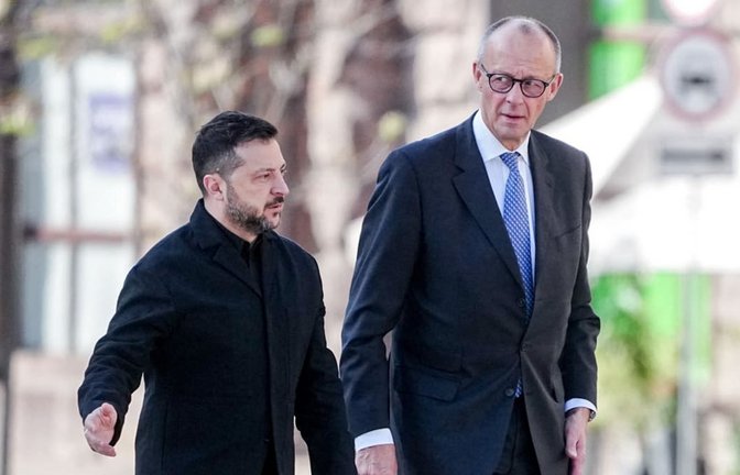Bundeskanzler Friedrich Merz (CDU) und Wolodymyr Selenskyj (l), Präsident der Ukraine.<span class='image-autor'>Kay Nietfeld/dpa</span>
