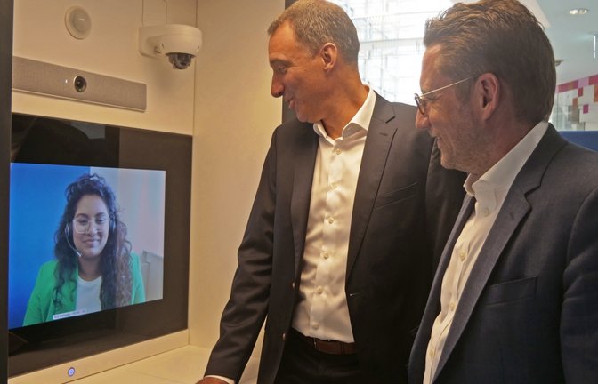 Die Zukunft der Volksbank pur liegt auf dem Video-Service, erklären die Vorstände Matthias Hümpfner (rechts) und Martin Schöner.