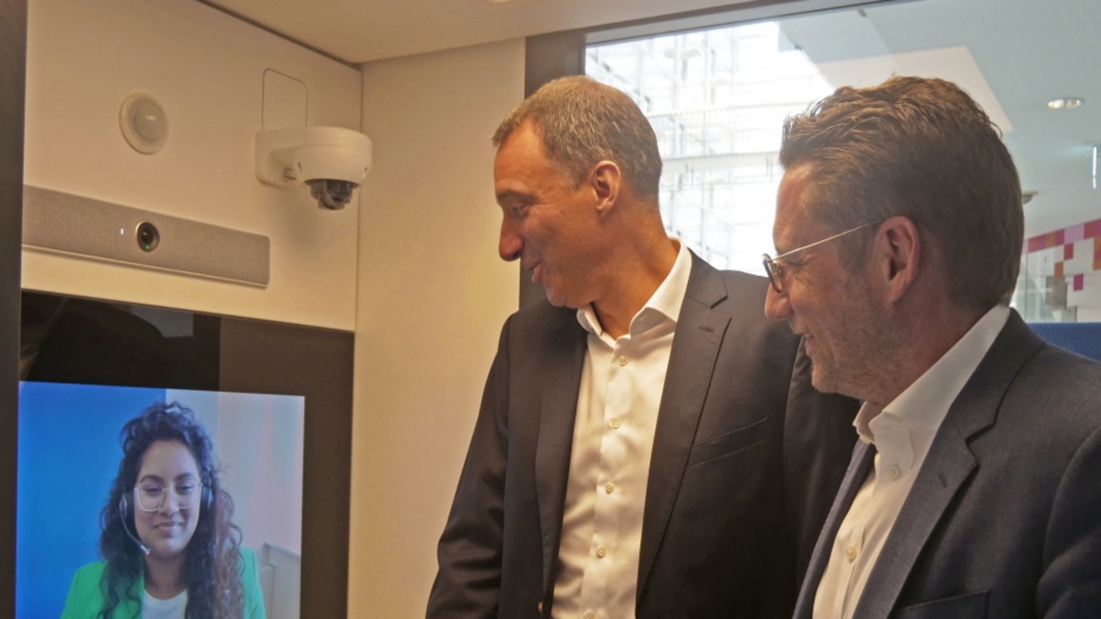 Die Zukunft der Volksbank pur liegt auf dem Video-Service, erklären die Vorstände Matthias Hümpfner (rechts) und Martin Schöner. Die Zukunft der Volksbank pur liegt auf dem Video-Service, erklären die Vorstände Matthias Hümpfner (rechts) und Martin Schöner.
