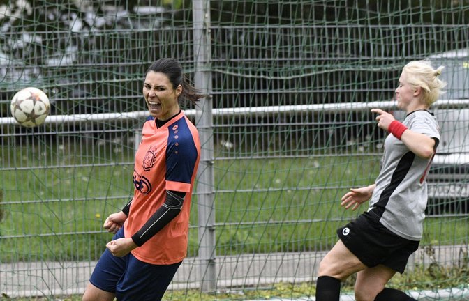 Angreiferin Tanja Arnold (links) von der SGM Roßwag/Mühlhausen trifft im Auswärtsspiel beim TSV Ludwigsburg gleich doppelt. <span class='image-autor'>Foto: Archiv/Leitner</span>