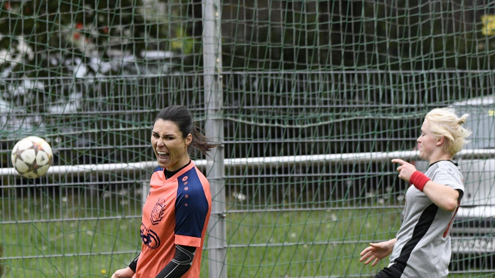 Angreiferin Tanja Arnold (links) von der SGM Roßwag/Mühlhausen trifft im Auswärtsspiel beim TSV Ludwigsburg gleich doppelt. Foto: Archiv/Leitner