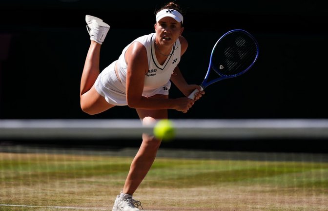 Linda Noskova feiert in Wimbledon ihren ersten Grand-Slam-Titel.<span class='image-autor'>Mike Egerton/PA Wire/dpa</span>