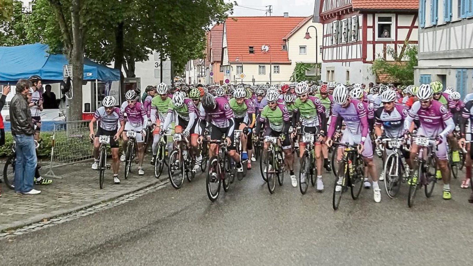 Eberdingens Bürgermeister Peter Schäfer (links) gibt mit einem Startschuss das Lila Race frei. Foto: Simecek Eberdingens Bürgermeister Peter Schäfer (links) gibt mit einem Startschuss das Lila Race frei. Foto: Simecek