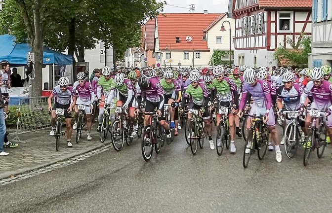 Eberdingens Bürgermeister Peter Schäfer (links) gibt mit einem Startschuss das Lila Race frei. Foto: Simecek