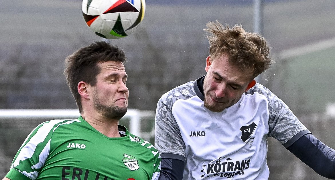 SV Iptingen (grüner Dress) - FV Lienzingen, 01.02.2026,   Fußball, Männer, Kreisliga B6, Enz-Murr, Saison 2025 / 2026, Freundschaftsspiel,   Kopfballduel zwischen Thomas Engel (SV Iptingen, #03) und Pascal Beisteiner (FV Lienzingen, #09) 