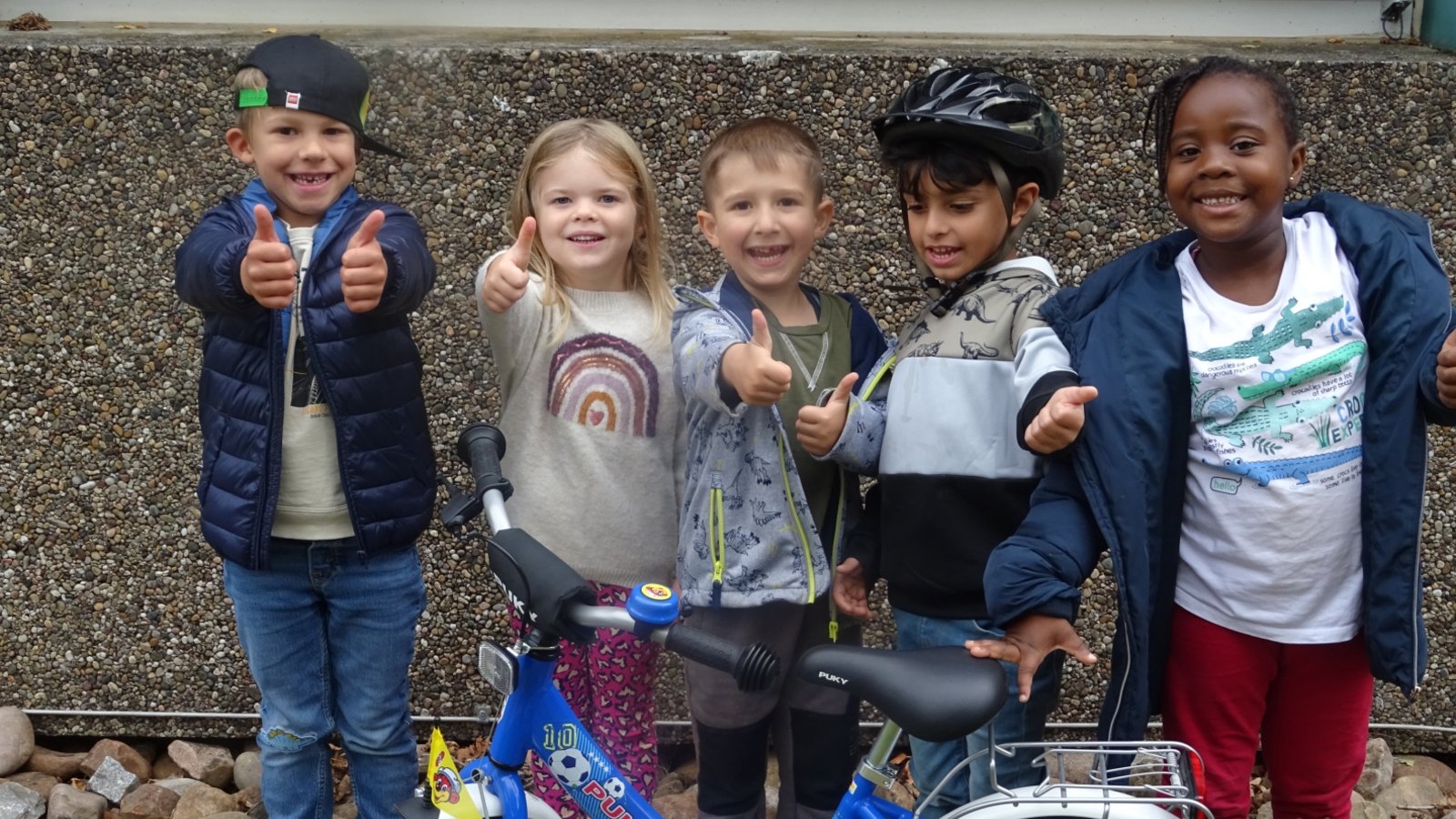 Der Kindergarten Blumenwiese hatte beim Vaihinger Straßenfest einen Stand. Von den Spenden, die eingesammelt wurden, wurde für die Kinder ein Fahrrad gekauft – die Freude darüber ist nicht zu übersehen. Foto: p Der Kindergarten Blumenwiese hatte beim Vaihinger Straßenfest einen Stand. Von den Spenden, die eingesammelt wurden, wurde für die Kinder ein Fahrrad gekauft – die Freude darüber ist nicht zu übersehen. Foto: p