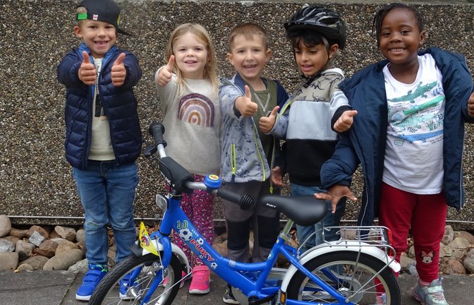 Der Kindergarten Blumenwiese hatte beim Vaihinger Straßenfest einen Stand. Von den Spenden, die eingesammelt wurden, wurde für die Kinder ein Fahrrad gekauft – die Freude darüber ist nicht zu übersehen. <span class='image-autor'>Foto: p</span>