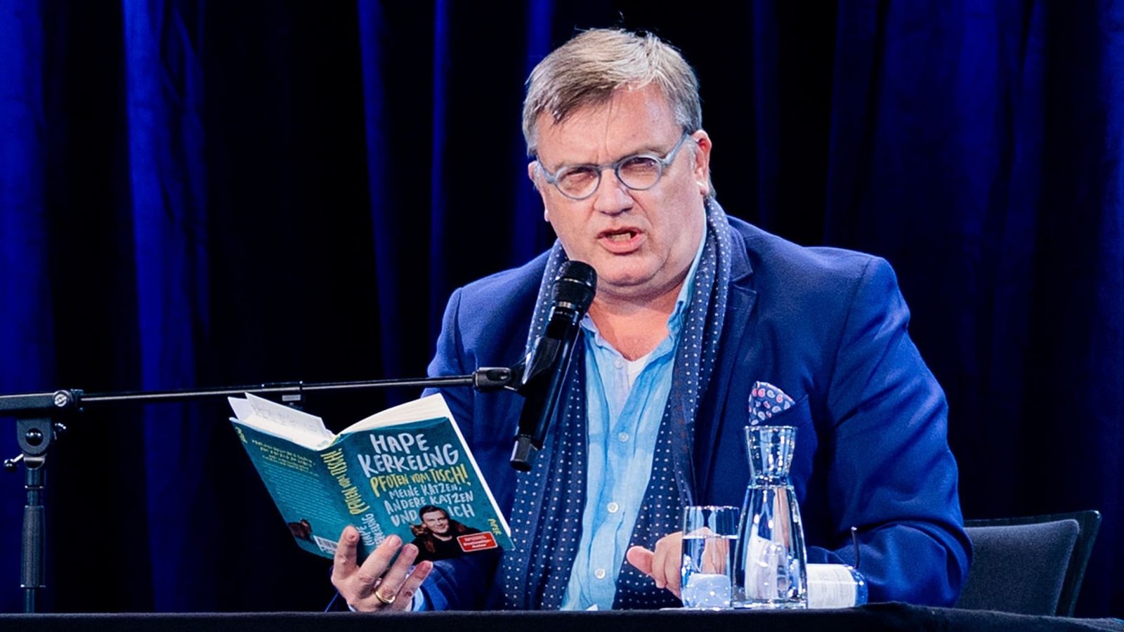 Hape Kerkeling liest aus seinem Buch «Pfoten vom Tisch!», das jetzt auch verfilmt wird (Archivbild).Rolf Vennenbernd/dpa Hape Kerkeling liest aus seinem Buch «Pfoten vom Tisch!», das jetzt auch verfilmt wird (Archivbild).Rolf Vennenbernd/dpa