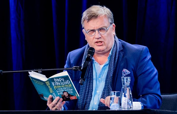 Hape Kerkeling liest aus seinem Buch «Pfoten vom Tisch!», das jetzt auch verfilmt wird (Archivbild).<span class='image-autor'>Rolf Vennenbernd/dpa</span>