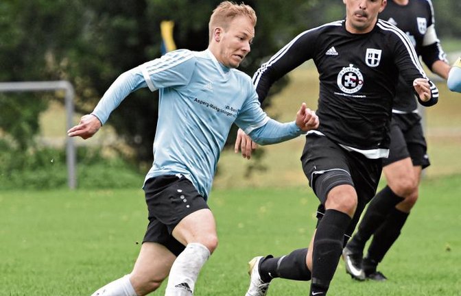 Bastian Schaar (links) sorgte mit seinen beiden Treffern wenigstens für die Punkteteilung der SGM Riexingen gegen den SV Perouse.  Foto: Leitner