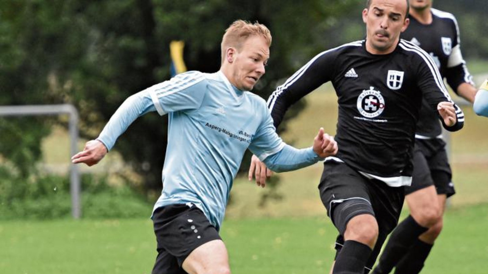 Bastian Schaar (links) sorgte mit seinen beiden Treffern wenigstens für die Punkteteilung der SGM Riexingen gegen den SV Perouse. Foto: Leitner Bastian Schaar (links) sorgte mit seinen beiden Treffern wenigstens für die Punkteteilung der SGM Riexingen gegen den SV Perouse. Foto: Leitner