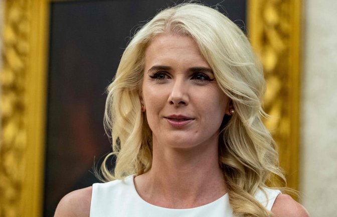 Bislang hatte Trumps Assistentin Natalie Harp es verstanden, trotz ihrer ständigen Präsenz an der Seite von Donald Trump das Rampenlicht zu meiden (Archivfoto).<span class='image-autor'>KEN CEDENO/afp</span>