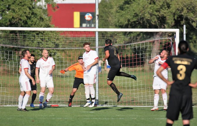 Der TSV Großglattbach (in Weiß) kassiert gegen die gastgebenden Sportfreunde zwar vier Gegentore, doch dieses Mal geht der Kopfball deutlich über die Querlatte des Großglattbacher Tors.