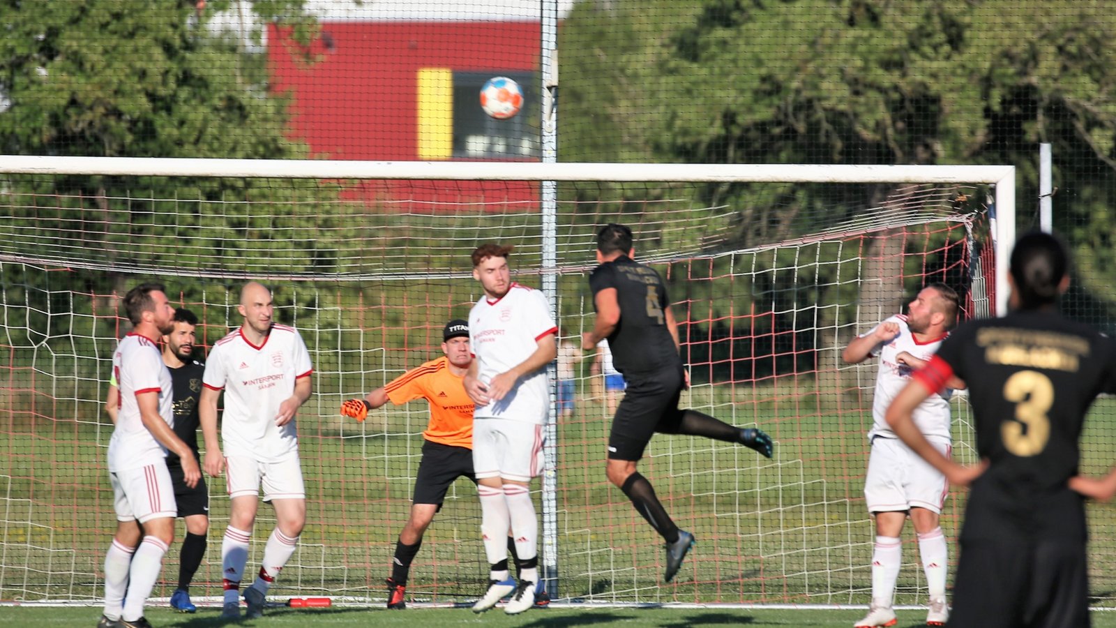 Der TSV Großglattbach (in Weiß) kassiert gegen die gastgebenden Sportfreunde zwar vier Gegentore, doch dieses Mal geht der Kopfball deutlich über die Querlatte des Großglattbacher Tors.