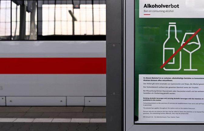 Ein Hinweis auf das Alkoholverbot hängt am Hauptbahnhof an einem Bahnsteig. Die Deutsche Bahn will Alkohol an allen Bahnhöfen in Deutschland verbieten.<span class='image-autor'>Sven Hoppe/dpa</span>