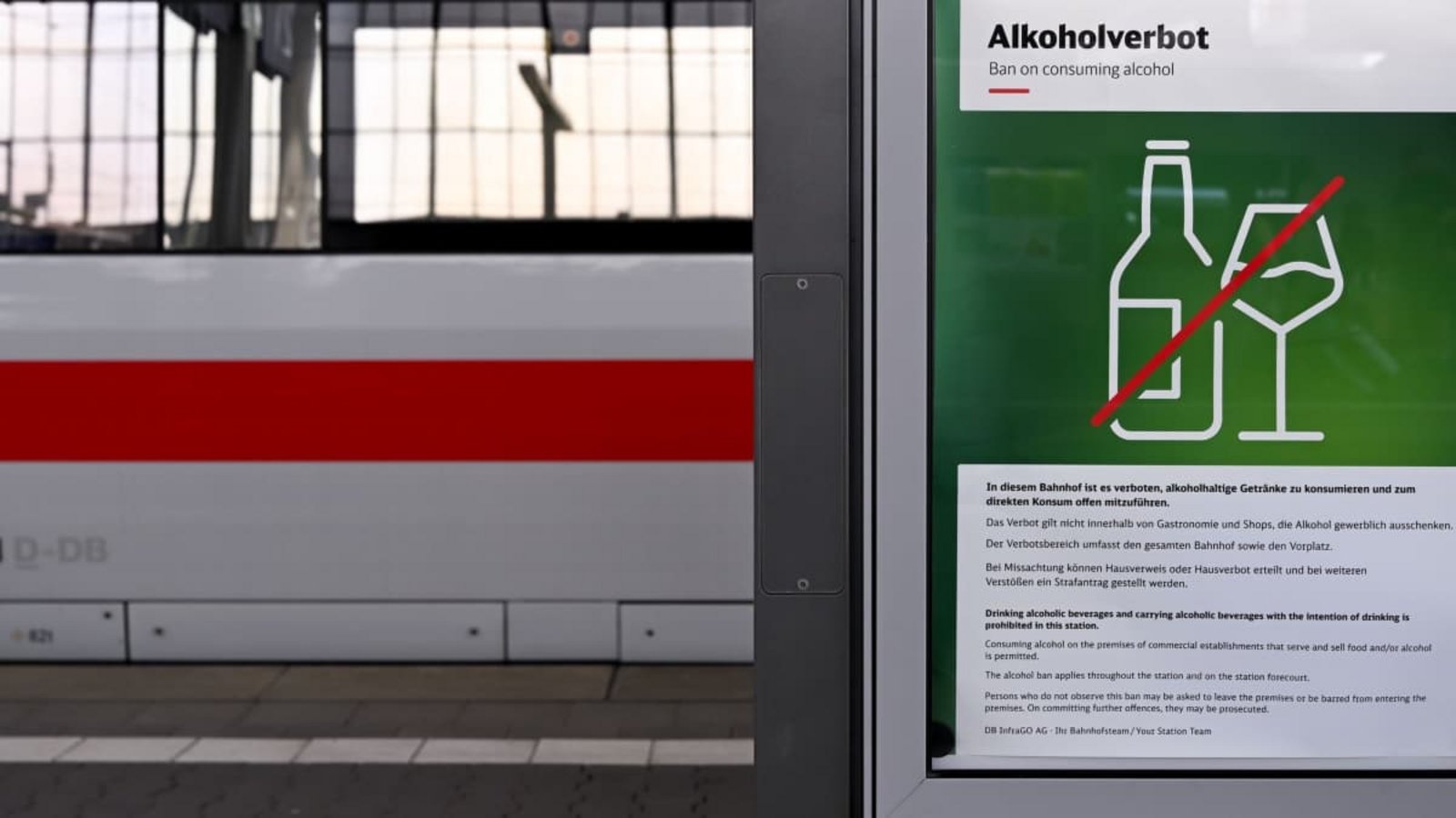 Ein Hinweis auf das Alkoholverbot hängt am Hauptbahnhof an einem Bahnsteig. Die Deutsche Bahn will Alkohol an allen Bahnhöfen in Deutschland verbieten.Sven Hoppe/dpa Ein Hinweis auf das Alkoholverbot hängt am Hauptbahnhof an einem Bahnsteig. Die Deutsche Bahn will Alkohol an allen Bahnhöfen in Deutschland verbieten.Sven Hoppe/dpa