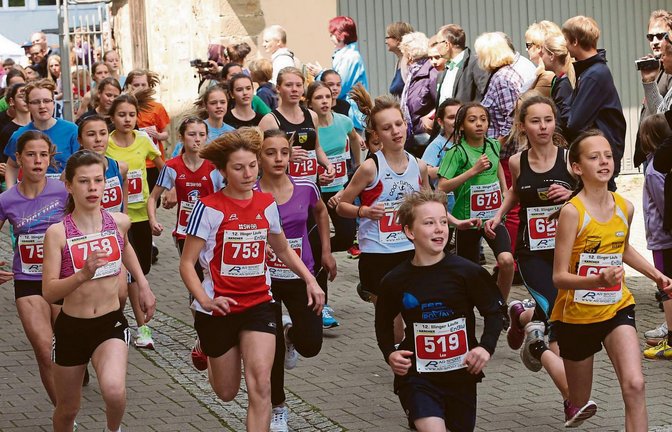 Massenstart zum Illinger Schülerlauf: So wie vor einem Jahr wird auch am Sonntag wieder ein großer Ansturm der Nachwuchsathleten erwartet. Foto: Archiv/Küppers