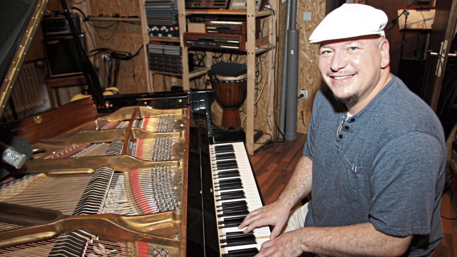 Die weiße Mütze ist sein Markenzeichen: Michael Fiedler bei der Arbeit in seinem privaten Tonstudio.  Foto: Banholzer