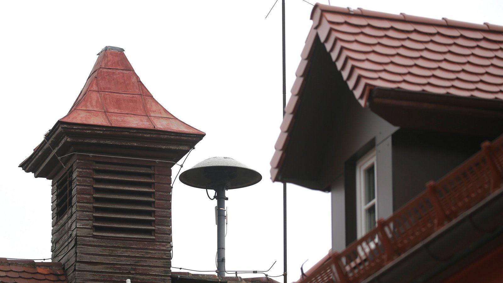 Altes Rathaus, alte Sirene: So wie diese werden morgen um 11 Uhr und um 11.45 Uhr viele Sirenen im Bundesgebiet heulen. Foto: Küppers