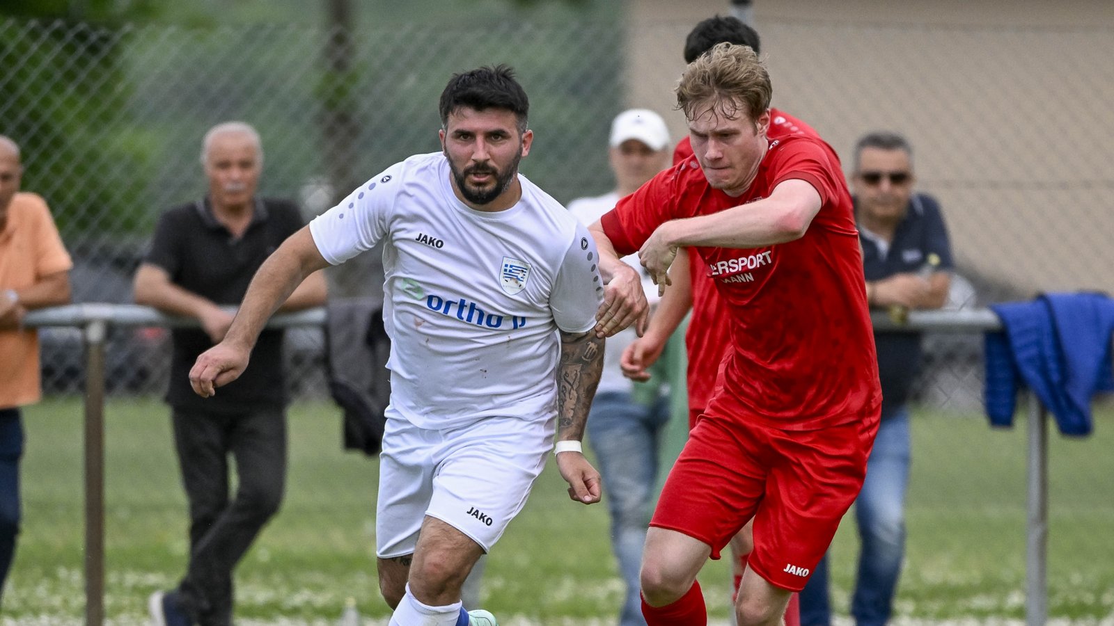 Der Großglattbacher Manuel Mörk (rechts) ist verbissen auf der Jagd nach dem Ball, doch Bashkim Susuri gewinnt mit dem SV Hellas Bietigheim das Kellerduell der A 3. Foto: Leitner