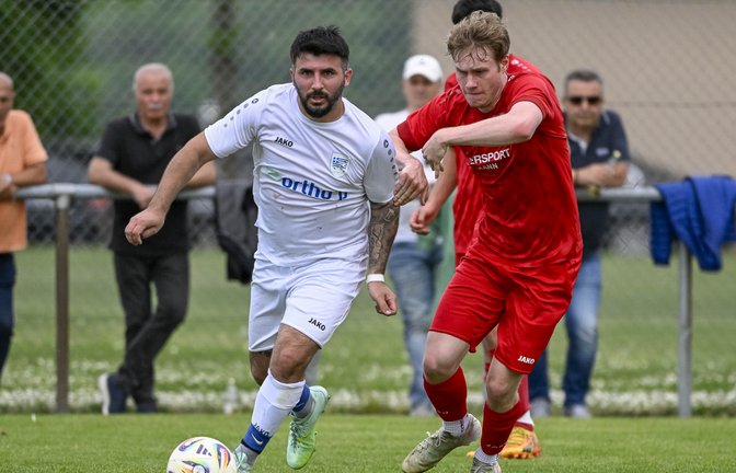 Der Großglattbacher Manuel Mörk (rechts) ist verbissen auf der Jagd nach dem Ball, doch Bashkim Susuri gewinnt mit dem SV Hellas Bietigheim das Kellerduell der A 3. <span class='image-autor'>Foto: Leitner</span>