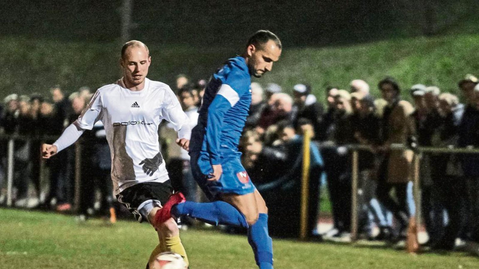 Lukas Glaser (links) und sein Kontrahent Patrizio Mercante kämpfen um den Ball. Das Pokalspiel wurde von 250 Zuschauern verfolgt.   Foto: Simecek