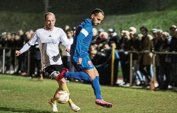 Lukas Glaser (links) und sein Kontrahent Patrizio Mercante kämpfen um den Ball. Das Pokalspiel wurde von 250 Zuschauern verfolgt.   Foto: Simecek