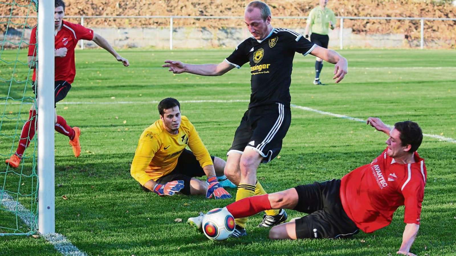 Aufreger in der 36. Minute: Nachdem Jan Maier (rechts) den Ball gespielt hatte, kam Ensingens Florian Matthias zu Fall. Der von einigen Gästen eingeforderte Elfmeterpfiff blieb aus. Foto: Küppers Aufreger in der 36. Minute: Nachdem Jan Maier (rechts) den Ball gespielt hatte, kam Ensingens Florian Matthias zu Fall. Der von einigen Gästen eingeforderte Elfmeterpfiff blieb aus. Foto: Küppers