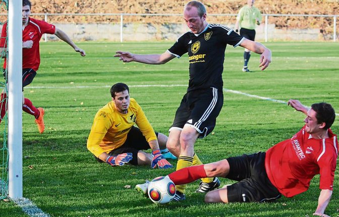 Aufreger in der 36. Minute: Nachdem Jan Maier (rechts) den Ball gespielt hatte, kam Ensingens Florian Matthias zu Fall. Der von einigen Gästen eingeforderte Elfmeterpfiff blieb aus. Foto: Küppers