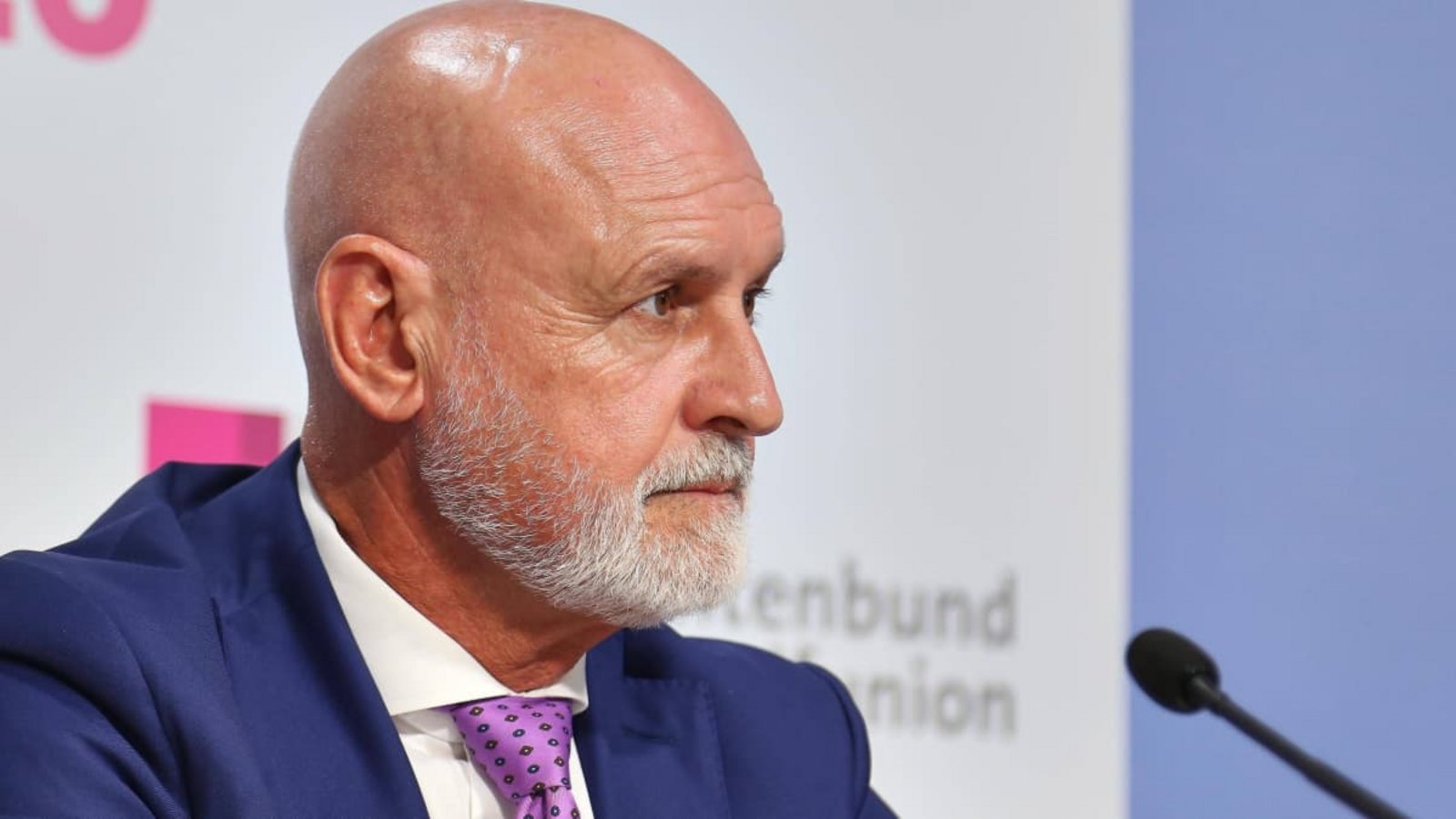 Der Beamtenbund-Vorsitzende Volker Geyer stellt fest, dass die Menschen dem Staat immer weniger zutrauen.IMAGO/dts Nachrichtenagentur