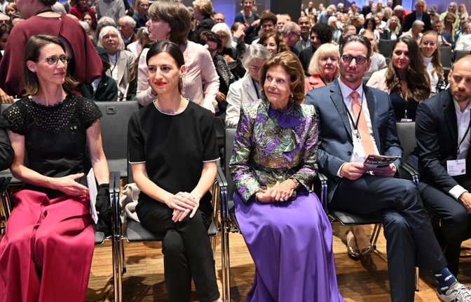 Von links: Bettina Gräfin Bernadotte, Flavia Zaka, Ehefrau von Baden-Württembergs Ministerpräsident Özdemir, Königin Silvia von Schweden und Björn Graf Bernadotte nehmen anlässlich des zehnjährigen Bestehens der Mentor-Stiftung Deutschland an den Feierlichkeiten in Konstanz und auf der Insel Mainau teil.<span class='image-autor'>Felix Kästle/dpa</span>