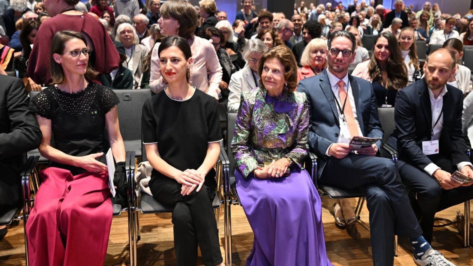 Von links: Bettina Gräfin Bernadotte, Flavia Zaka, Ehefrau von Baden-Württembergs Ministerpräsident Özdemir, Königin Silvia von Schweden und Björn Graf Bernadotte nehmen anlässlich des zehnjährigen Bestehens der Mentor-Stiftung Deutschland an den Feierlichkeiten in Konstanz und auf der Insel Mainau teil.Felix Kästle/dpa