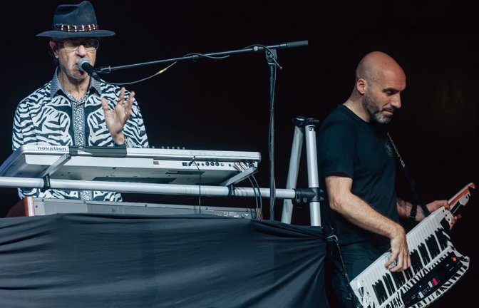 Manchmal singt er noch selbst: Manfred Mann (links) in der Stuttgarter Liederhalle<span class='image-autor'>Lichtgut/Christoph Schmidt</span>