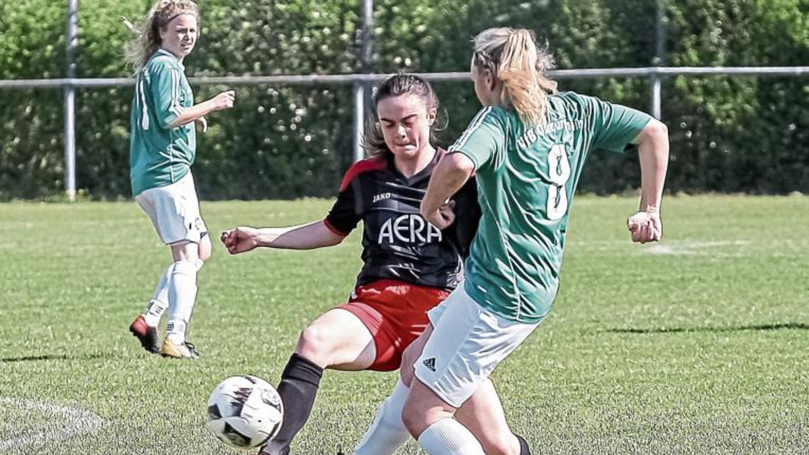 Lena Müller (links) ist mit zwölf Treffern die zweitbeste Torjägerin des SV Horrheim. Beim 6:2 gegen den VfB Obertürkheim II schlug sie zwei Mal zu. Foto: Simecek Lena Müller (links) ist mit zwölf Treffern die zweitbeste Torjägerin des SV Horrheim. Beim 6:2 gegen den VfB Obertürkheim II schlug sie zwei Mal zu. Foto: Simecek