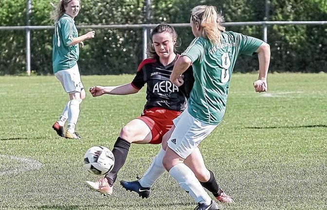 Lena Müller (links) ist mit zwölf Treffern die zweitbeste Torjägerin des SV Horrheim. Beim 6:2 gegen den VfB Obertürkheim II schlug sie zwei Mal zu. Foto: Simecek