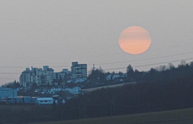 „Ist da der Saharastaub wieder im Spiel???“, fragt Karl-Heinz Witt aus Nussdorf zu seinem gelungenen Foto, das den Sonnenaufgang über Hochdorf zeigt.
