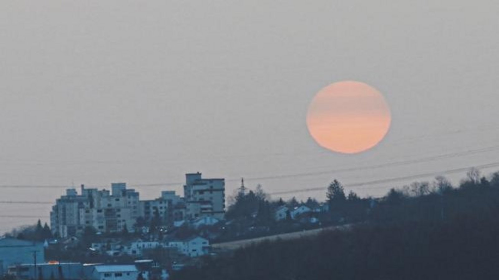 „Ist da der Saharastaub wieder im Spiel???“, fragt Karl-Heinz Witt aus Nussdorf zu seinem gelungenen Foto, das den Sonnenaufgang über Hochdorf zeigt. „Ist da der Saharastaub wieder im Spiel???“, fragt Karl-Heinz Witt aus Nussdorf zu seinem gelungenen Foto, das den Sonnenaufgang über Hochdorf zeigt.