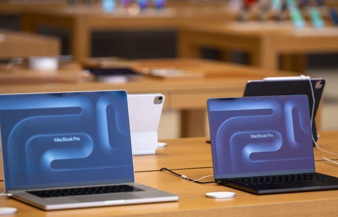 Beim MacBook Pro – das auch mehr Speicher hat&nbsp;– fallen die Preissteigerungen deutlich aus. (Archivbild)<span class='image-autor'>Monika Skolimowska/dpa</span>